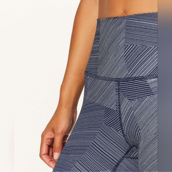 LN - Lululemon Wunder Under Crop - 21” hi rise - etch hail midnight - size 4 - Picture 4 of 8